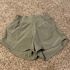 lululemon 4’ hotty hot shorts